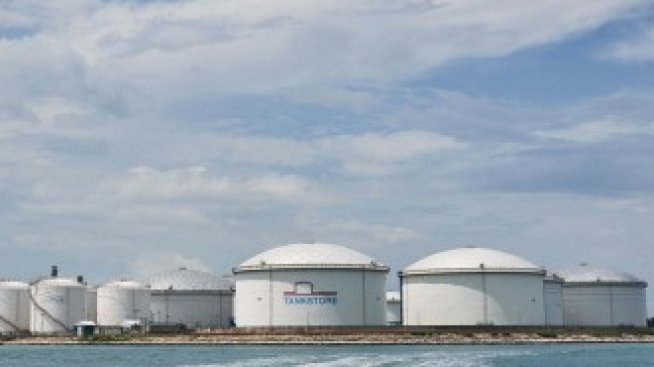 Петролът поевтинява след ръст на американските суровинни запаси*