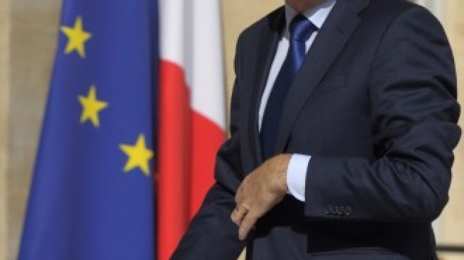 Френското правителство съкращава персонала и оперативните разходи