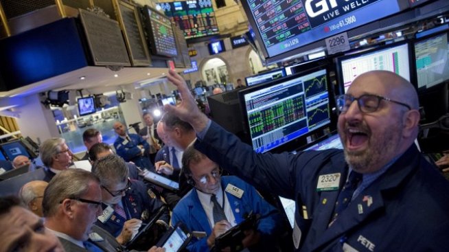 Wall Street започва търговията на червено*
