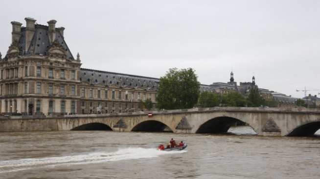 Париж с подготвителни стъпки за преместване на институции заради наводненията
