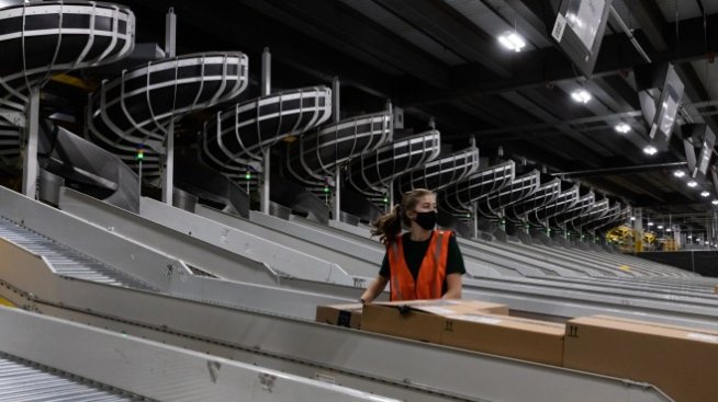 Amazon повиши средното заплащане на служителите си