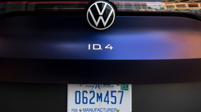 Електромобилите на VW и Ford издигат силовия агрегат до върха при средния клас