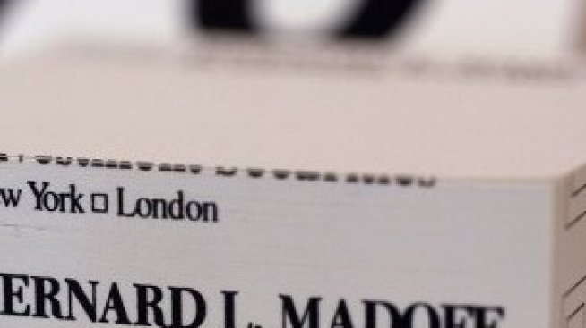 Търг до последния кат дрехи - Мадоф се разпродава 
