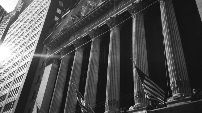 Американските борси отново се озоваха на червено: Dow изтри над 400 пункта