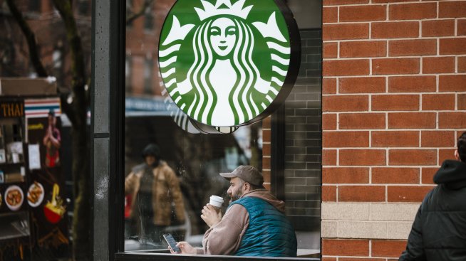 Starbucks ще съкрати 900 работни места