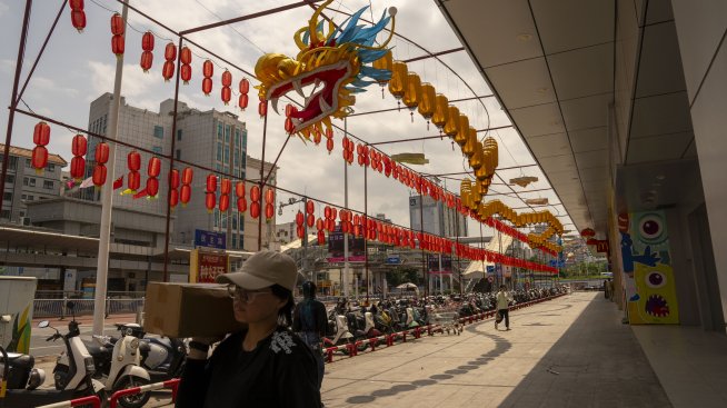 Фабричното производство в Китай расте силно, но имотите остават спънка за икономиката