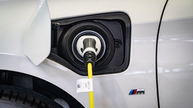 BMW и Mercedes ще изграждат съвместно мрежа за бързо зареждане в Китай