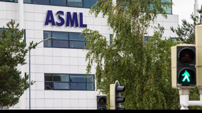 Спадът в сектора за чипове доведе до 42% срив на поръчките на ASML