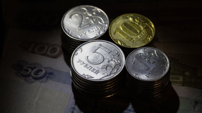 Руската рубла - странният случай с най-добре представящата се валута в света тази година