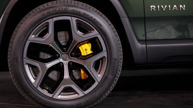 Rivian информира клиентите за забавяне на доставките на електрическия SUV R1S