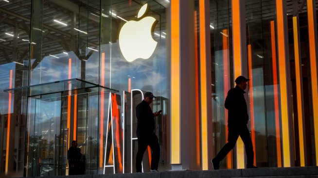 Apple за кратко се превърна във втората компания, достигнала 5 трлн. долара капитализация