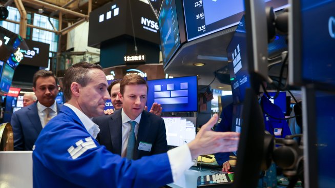 S&P 500 и Nasdaq Composite бележат ръст, цената на петрола леко спада*