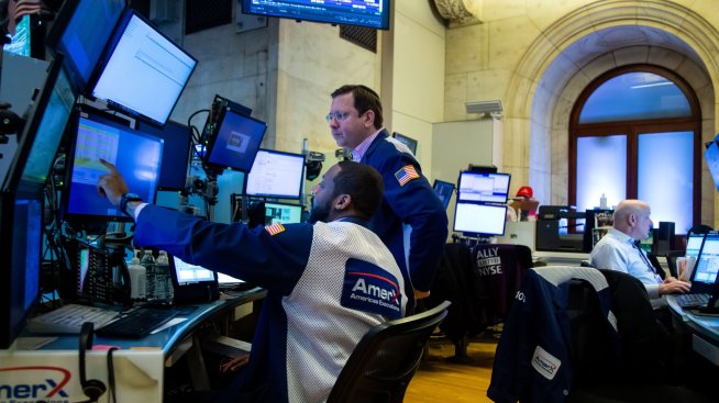 Индексите на Wall Street стартират седмицата колебливо в очакване на решението за лихвите*
