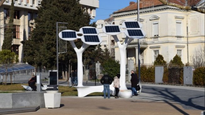 Бургазлии зареждат телефоните си на соларни дървета