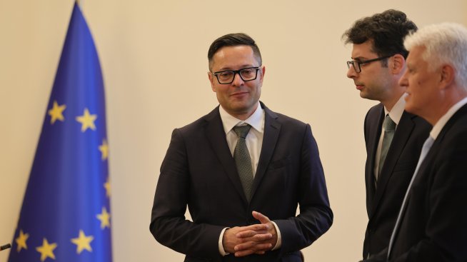 Икономическият министър спря всички плащания от държавни дружества заради одити