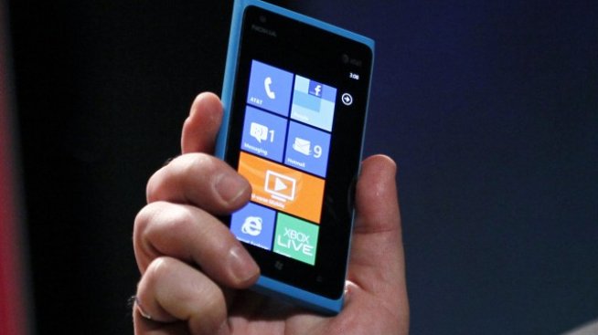 Флагманът на Nokia - Lumia 900, има софтуерен бъг