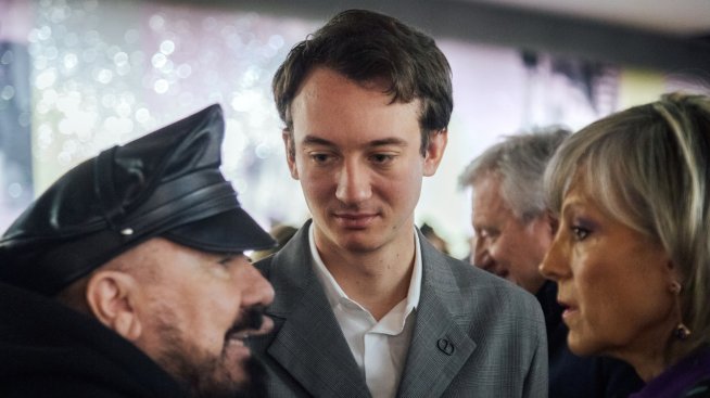 Бернар Арно поверява бизнеса на LVMH с часовници на един от синовете си
