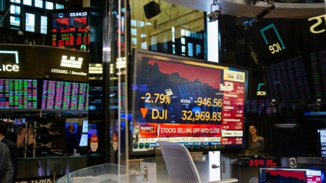 Dow започва новата седмица със спад от 400 пункта*