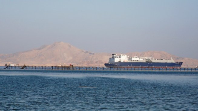 Саудитска Арабия временно спря доставките на петрол през протока Баб ел-Мандеб