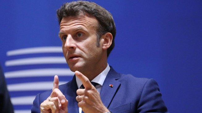 Еманюел Макрон се опитва да се позиционира "от правилната страна" на историята