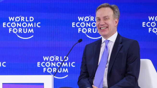 Ръководителят на Световния икономически форум подава оставка заради връзки с Епстийн