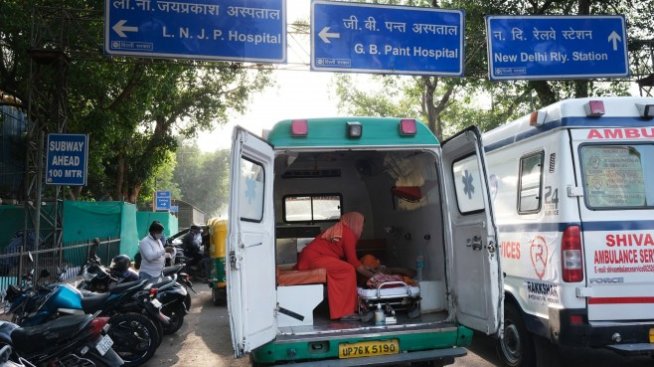 Защо коронавирусът срива здравната система на Индия?