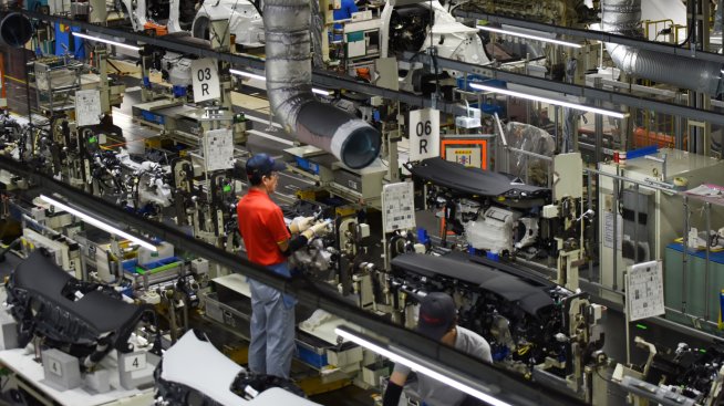 В електромобилната битка Toyota залага на нови технологии и стратегии от старата школа