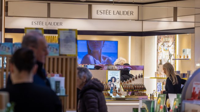 Продажбите на Est&eacute;e Lauder надвиха прогнозите, докато възстановяването набира скорост