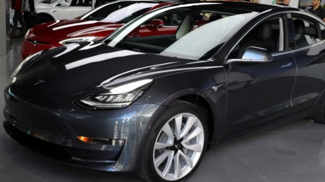 Tesla понижава цените за колите си в Китай