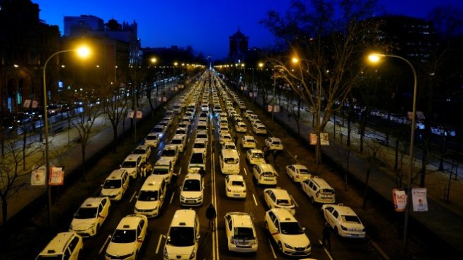 Протест на таксиджиите в Мадрид срещу Uber предизвика намеса на полицията