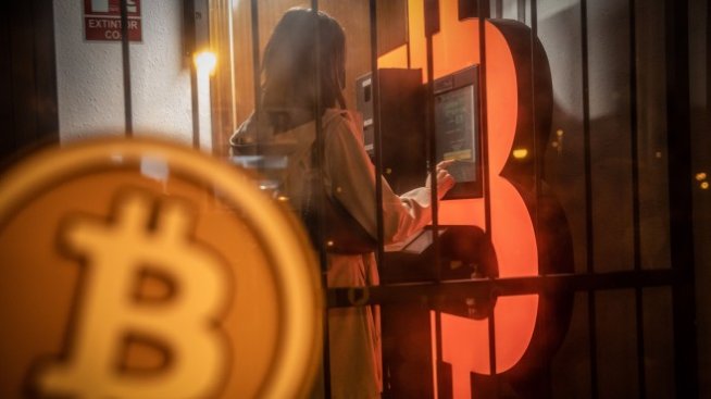 Цената на биткойна потъна под 30 хил. долара за първи път от януари