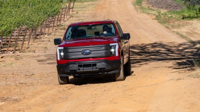 F-150 Lightning изпревари Cybertruck в напасването с &bdquo;американската мечта&ldquo;