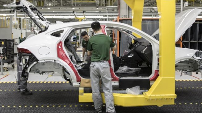 Jaguar Land Rover спира производството в два завода заради проблем с доставките