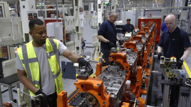 Недостигът на чипове принуждава Ford да свие производството в цяла Европа