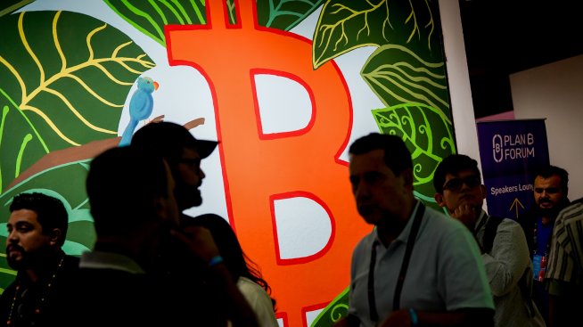 Цената на биткойн падна под 80 хил. долара в сигнал за нова криза на доверието
