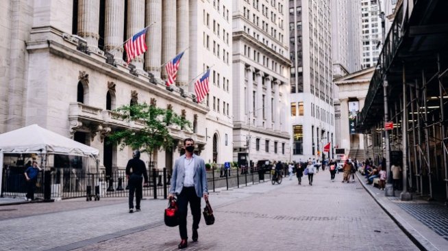 Слаби ръстове донесоха нови рекорди на Wall Street