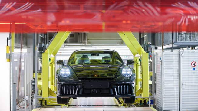 Porsche иска да възстанови маржа чрез по-стегнати разходи и повече конвенционални модели