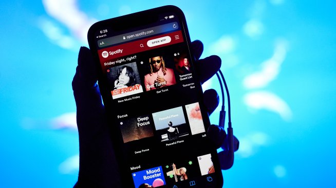 Spotify навлиза по-сериозно в AI сферата с партньорства със Sony, Warner и Universal