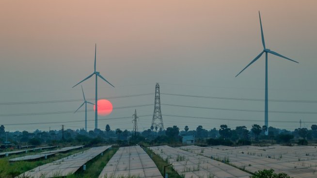 Повишават ли цената на тока вятърните турбини и соларните панели?