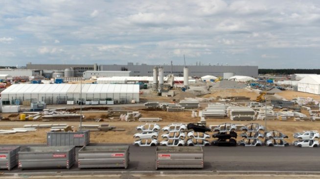 Tesla наема по 500-600 служители на месец в германския си завод