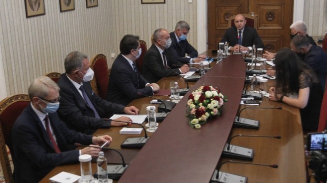 Среща при президента: България в голяма степен е готова да посрещне нова Covid вълна