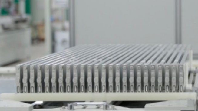 BYD може да започне да доставя нов вид батерии за електромобилите на Tesla