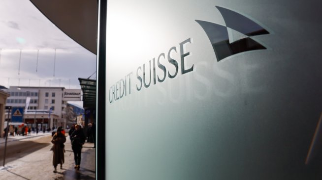 Бонуси за мениджърит в Credit Suisse в замяна на уволнени служители?