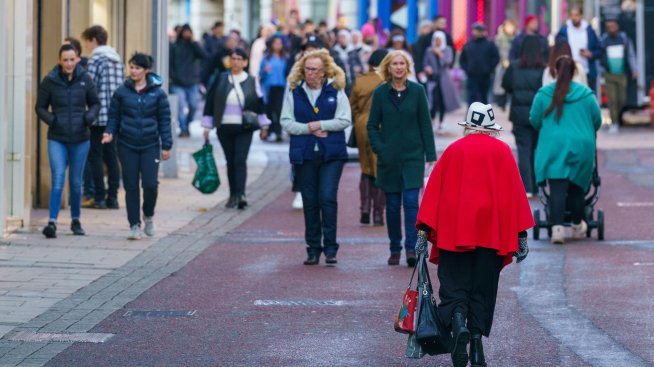 Заплатите във Великобритания растат с най-бързия си извънпандемичен темп от 2001 г.