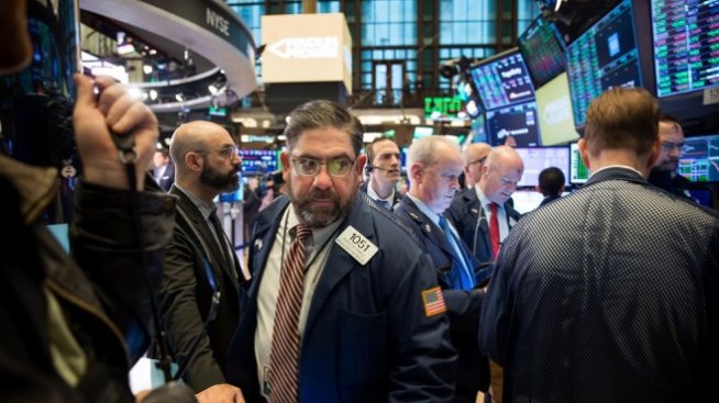 Wall Street започва последната сесия от рекордната седмица със слаби изменения*