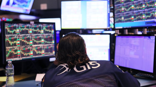 Възобновените притеснения за повишаване на лихви оцветиха в червено щатските индекси