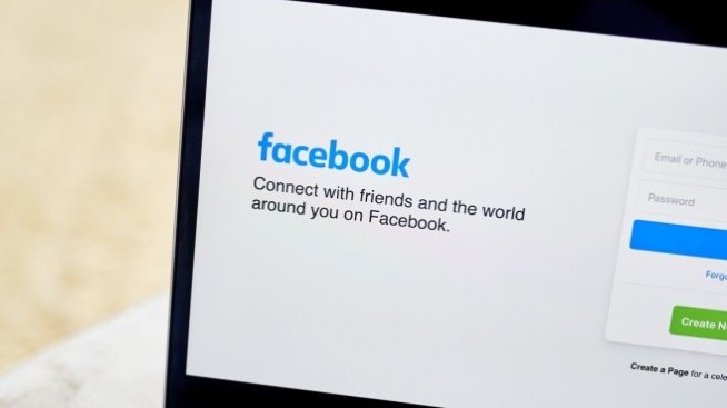 Служители са искали от Facebook политиците да не могат да изкривяват правилата
