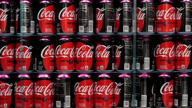 Coca-Cola надмина прогнозите с помощта на силните продажби на напитки без захар