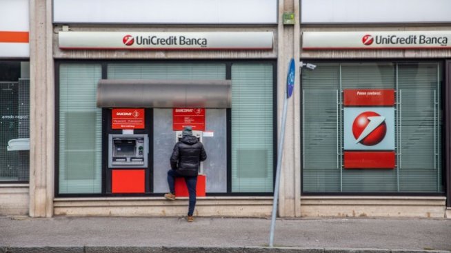 Усилията на UniCredit за повече приходи дават резултат със силни данни за 2021 г.