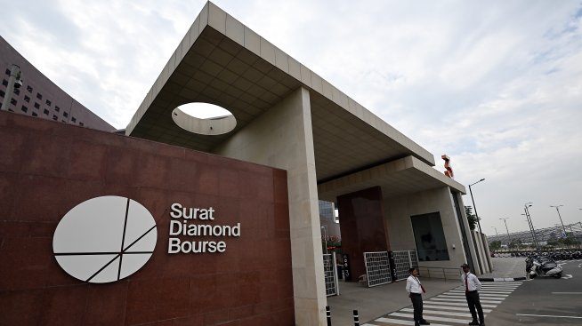 Празни офиси, изгубени поръчки: Индийският диамантен хъб спря работа преди по-високите мита на САЩ